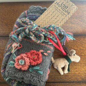Lost Horizons Fingerless gloves and hat set